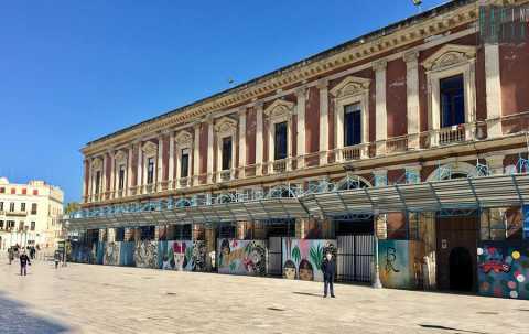 Bari, tra "sfratti" e sogni la storia dell'ex mercato del pesce: il palazzo senza pace
